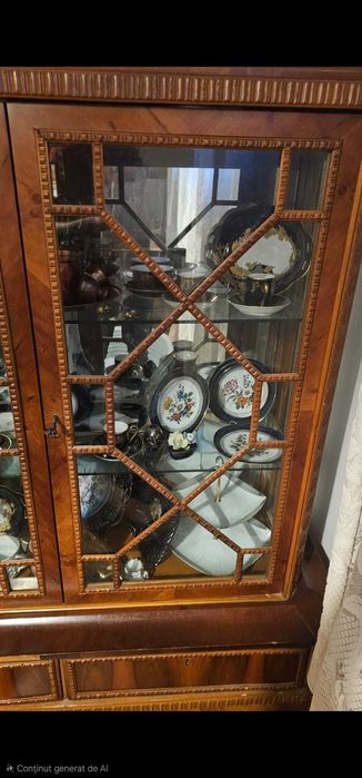 Vitrina lemn farfurii bibelouri