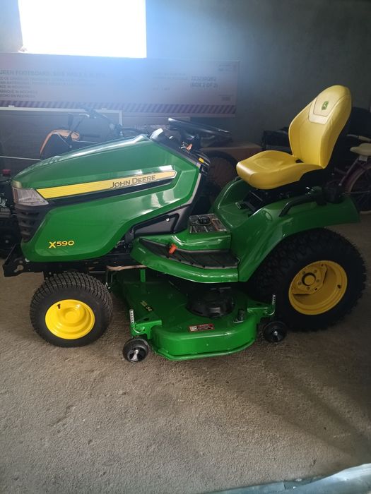 Tractor tuns iarba John Deere x590
