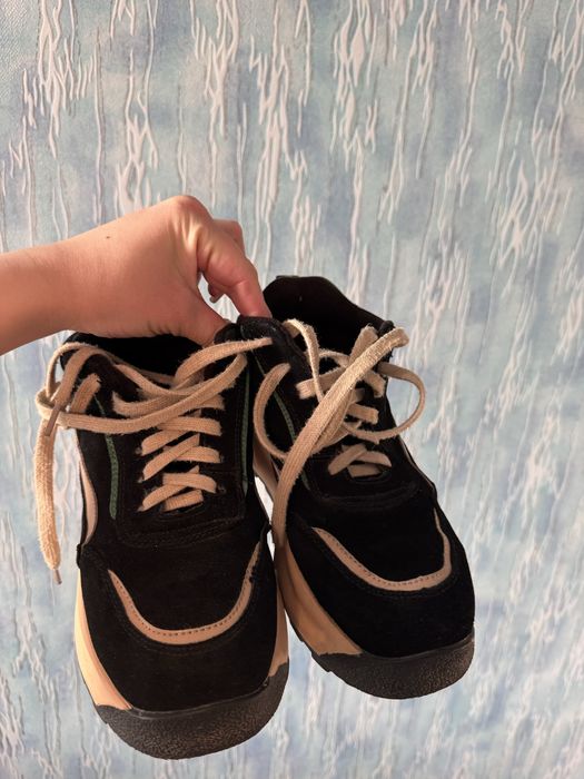 Продам женские кроссовки