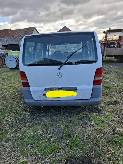 Autoutilitara Ford si Mecedes