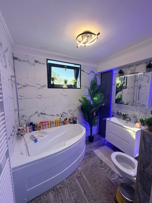 Vând casă in Mircea Vodă la strada principala!