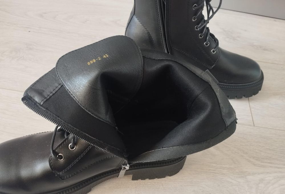 Продаются  черные ботинки