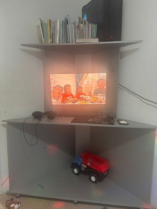 Компьютерный стол без повреждений