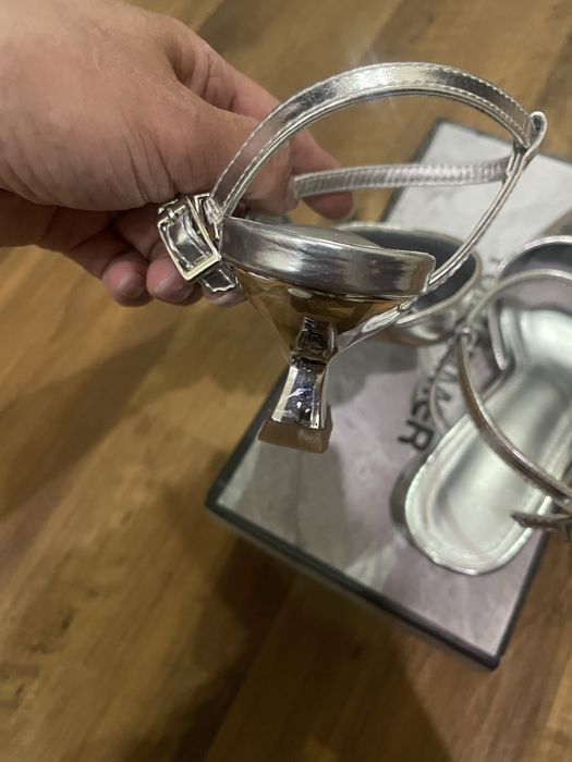 Босоножки серебристого цвета