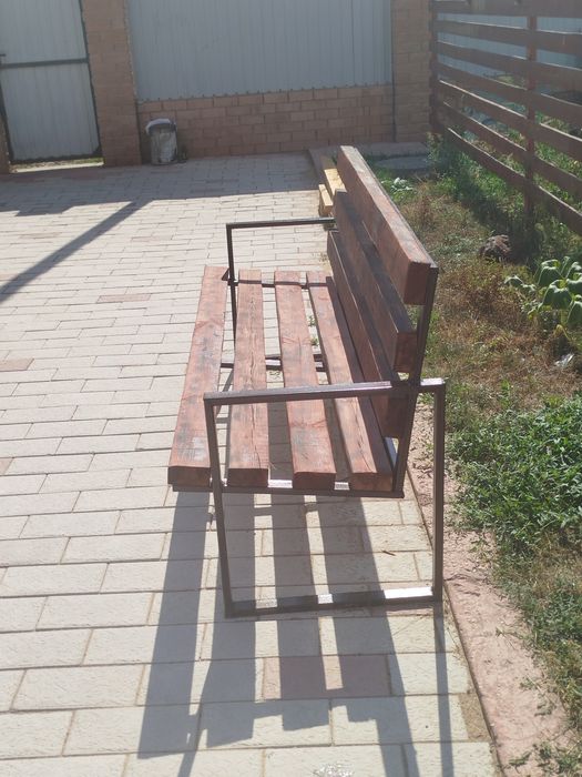 лавочка из красного дерева на улицу
