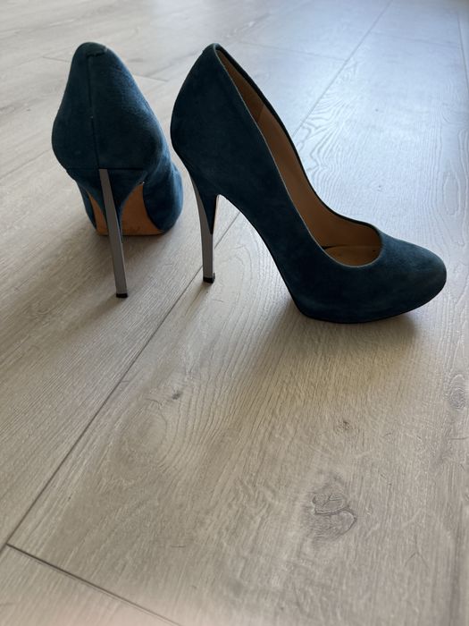 обувки на висок ток Guess