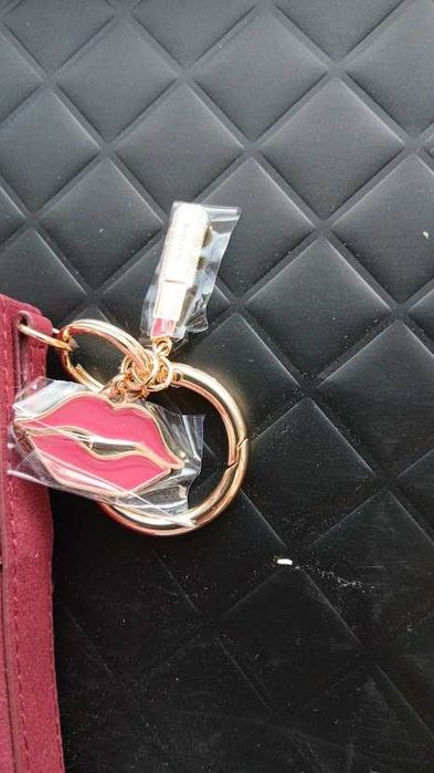 Set cadou Guerlain Kiss Kiss breloc si etuaj pentru ruj