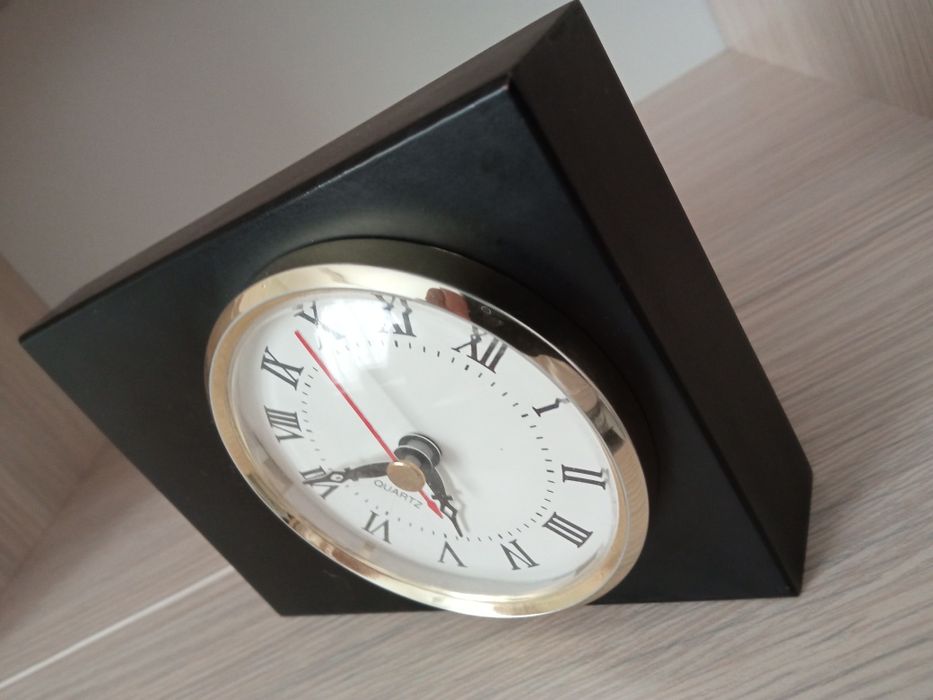 Настольные часы QUARTZ соат сотилади.