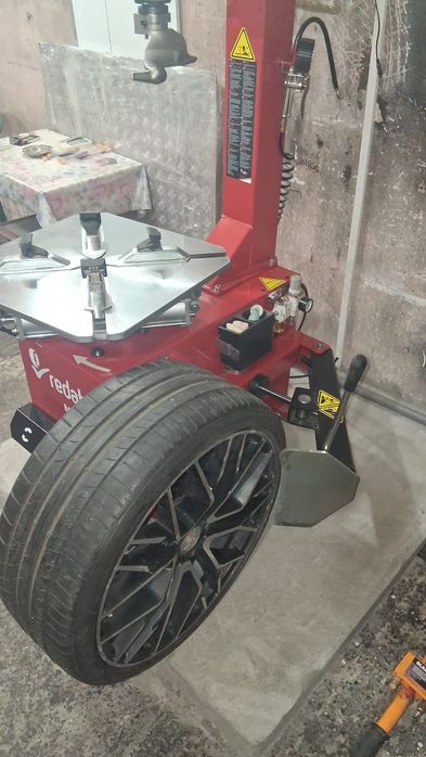 Vulcanizare auto cu sudură jante de aliaj.