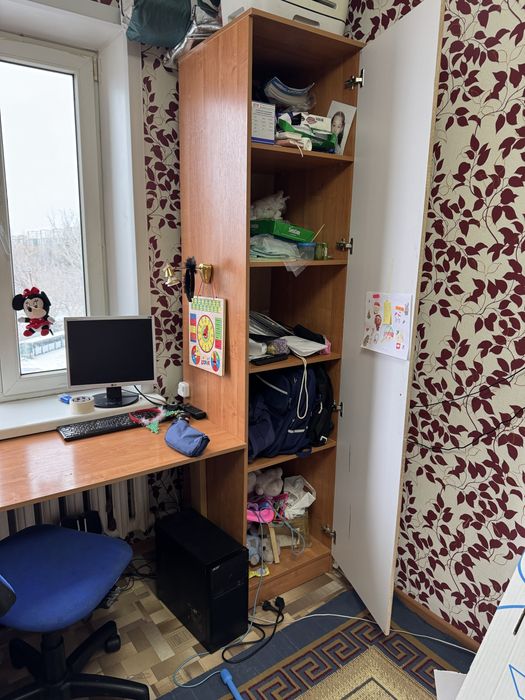 Продаю шкаф со столом.