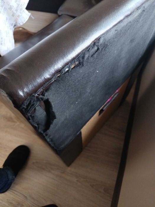 Продавам ъгъл с леки забележки и два стола цена 100€