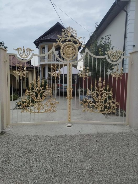 Porți, panouri de gard, balustrade, scări interioare și exterioare.