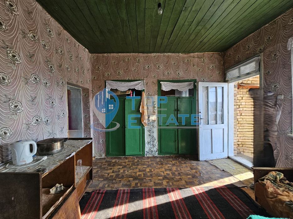 Голяма едноетажна тухлена къща с гараж в село Страхилово