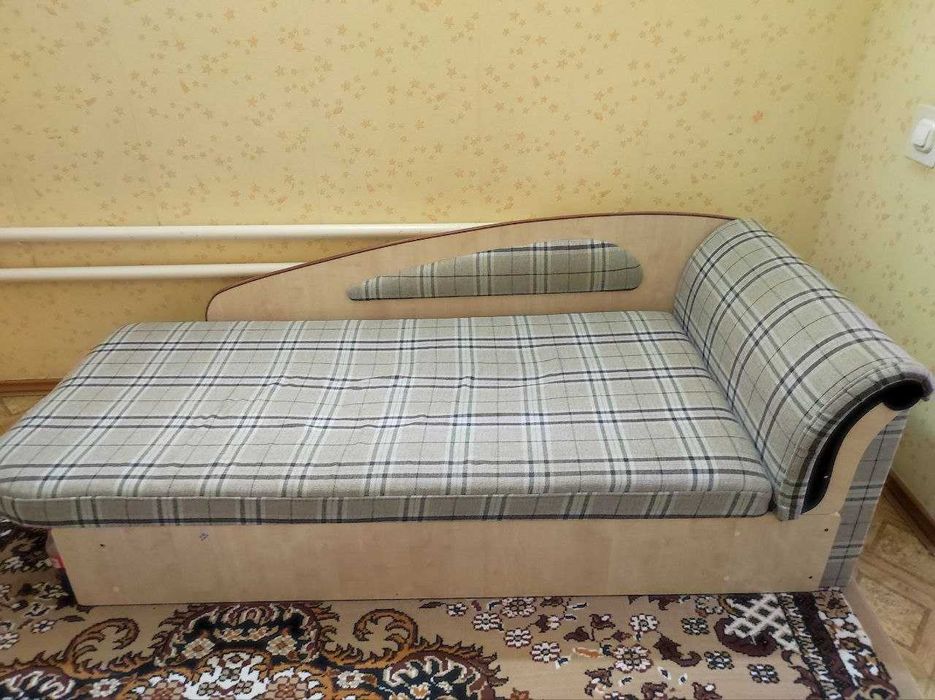 Подаётся диван с отсеком для хранения с низу