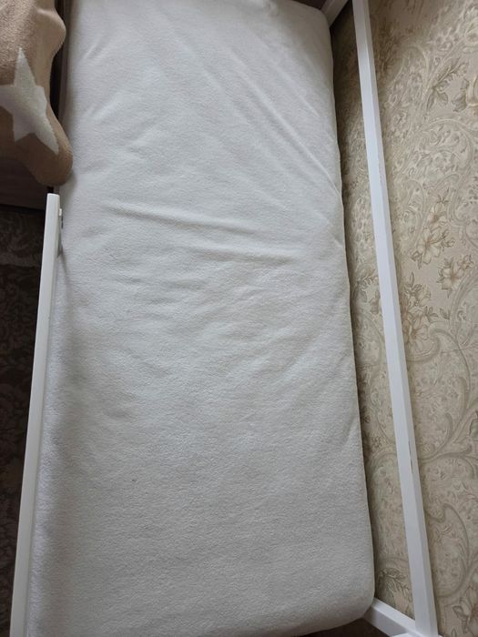 Детская кровать с ящиками.