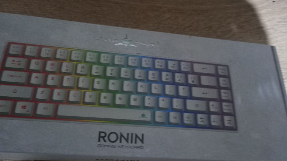 Vând Tastatura white shark
