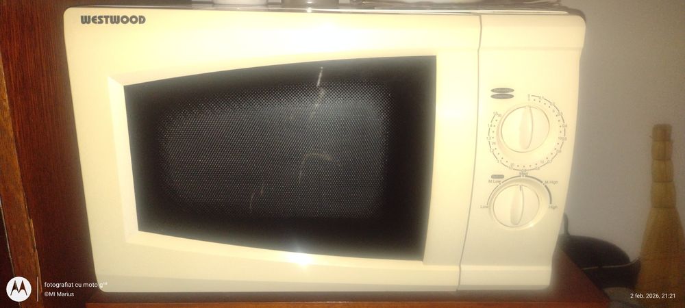 Cuptor cu microunde 700 watt