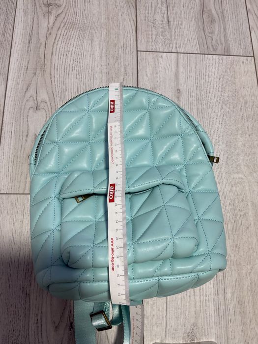 Раница с метална златиста дръжка