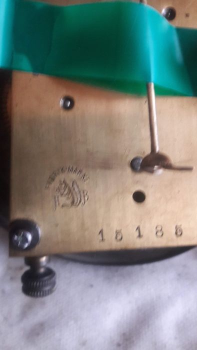 Pendul de perete cu bătaie