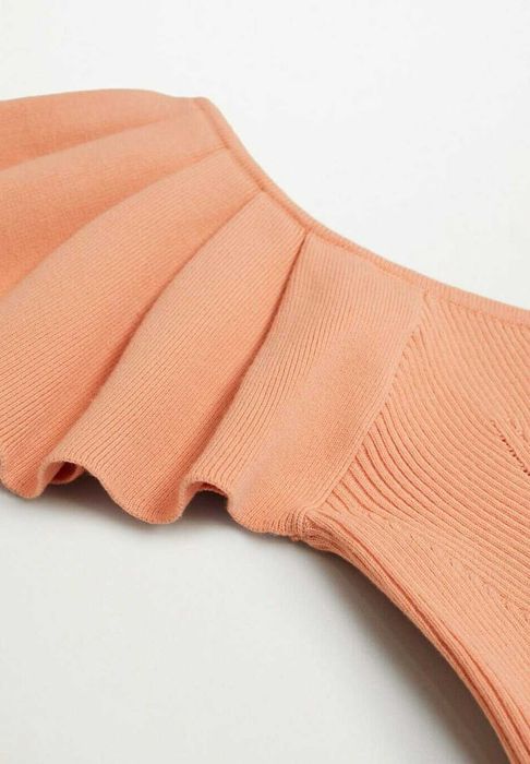 Bluza cu volane, siluetă mulată. culoarea piersicii,,maneci straturi.