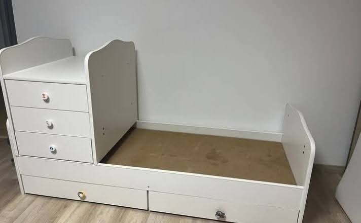 Vând urgent  Pat si comoda copii