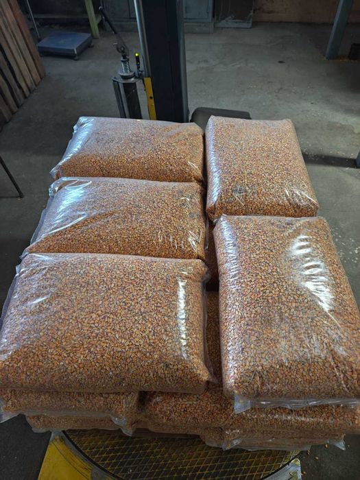 Продавам царевица на чували 20 кг