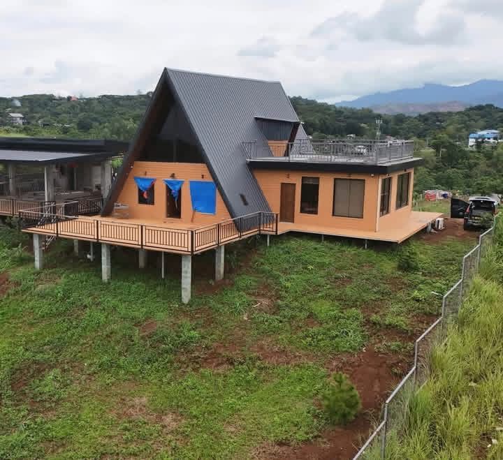 Executam cabane A frame