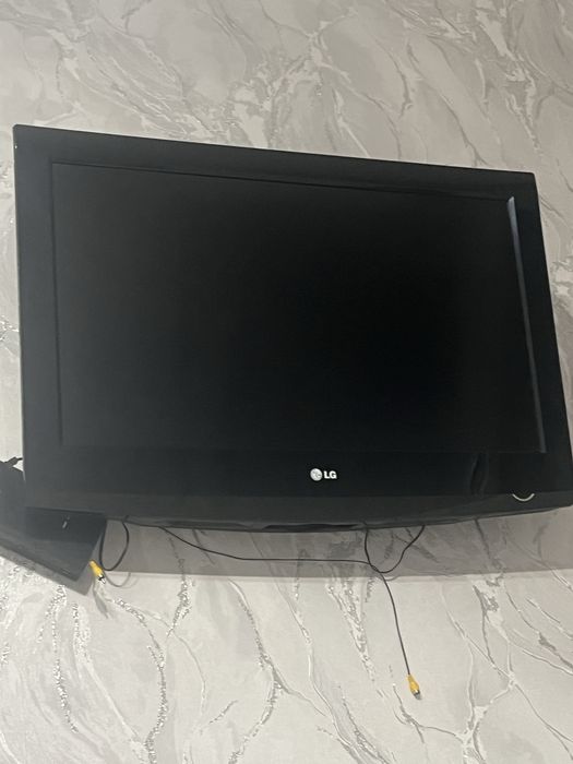 Телевизор LG в хорошем состояний