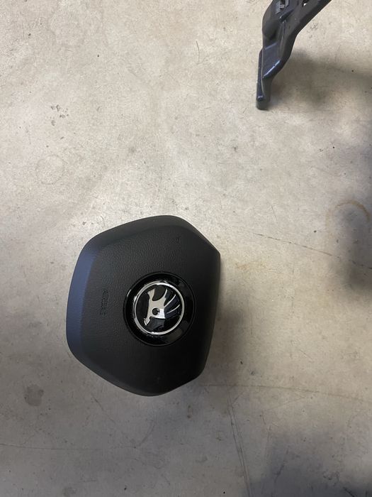 Продавам табло с двата airbag-а за Škoda Scala Kamiq