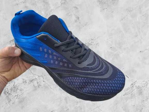 Дишащи олекотени мъжки маратонки в преливащо синьо и черно.