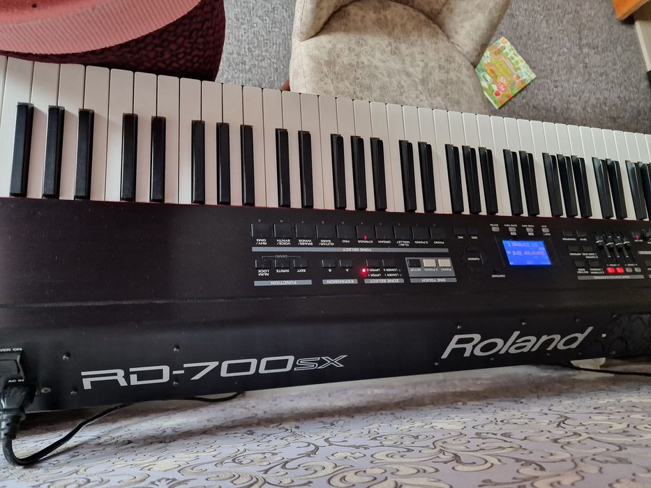 Vând Roland RD-700SX