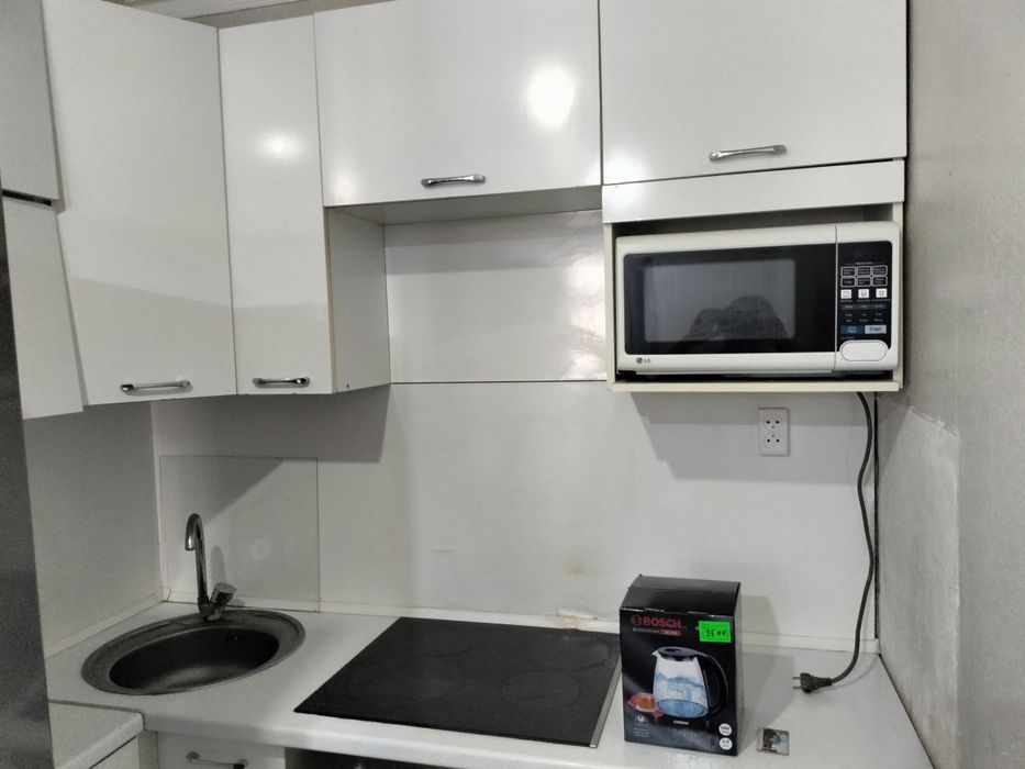 Продам кухонный гарнитур и детскую кроватку шкаф и стол