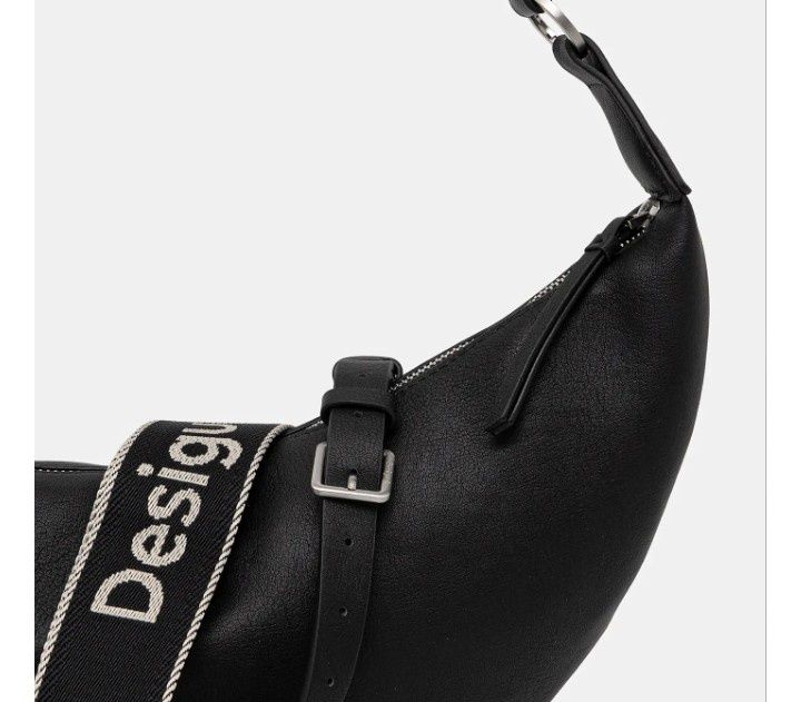 Desigual дамска чанта ежедневна,нова с три  варианта за дръжки.Черна