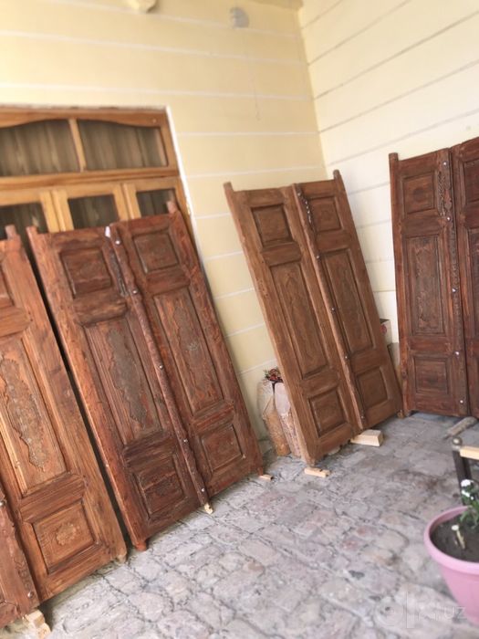 Qadimiy bogʻdodiy eshiklar sotiladi.