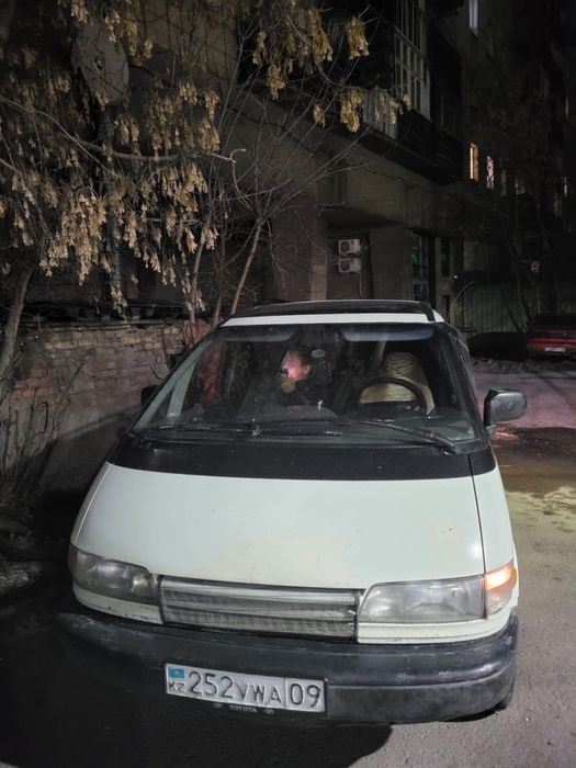 продается автомобиль марки Toyota previa