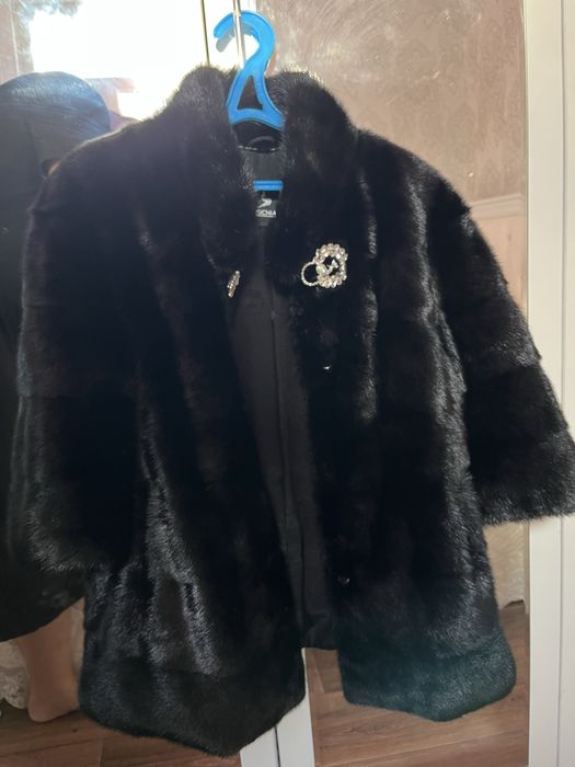 Шуба б/у жеңі қысқа еш жері жыртылмаған барлық түймесі түгел размері