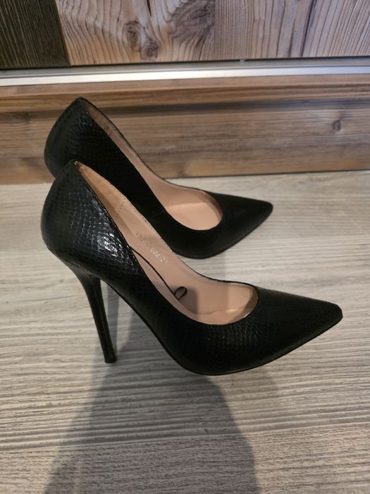 Обувки с висок ток