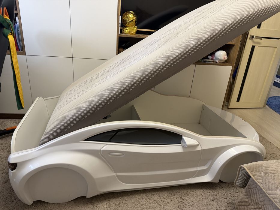 Кровать-машинка детская