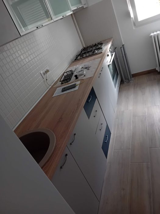 Execut lucrari de renovări interioare.