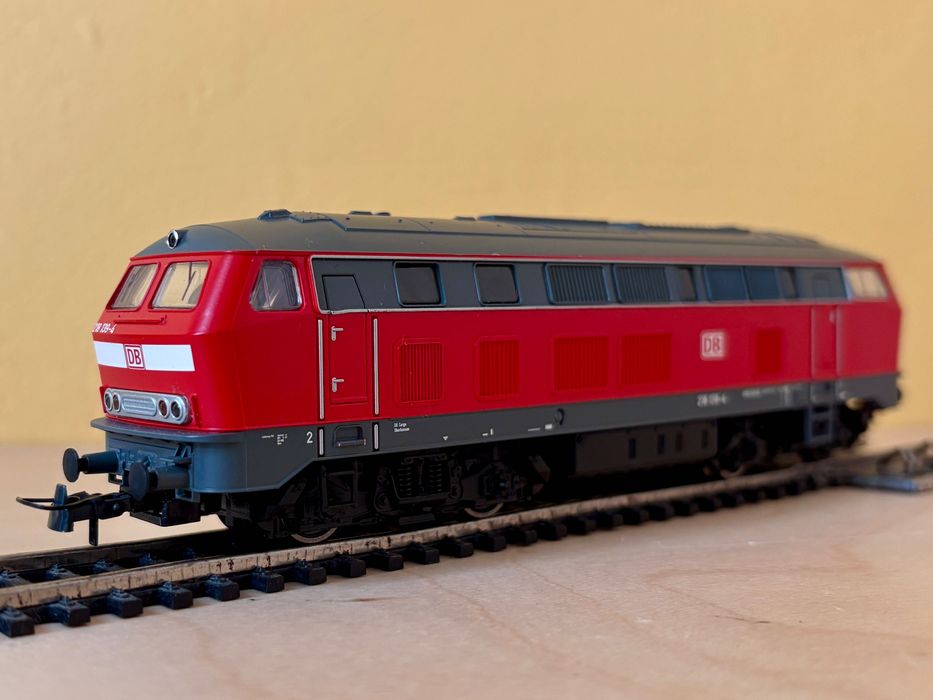 Локомотив Roco BR 218 DB HO 1:87 влак