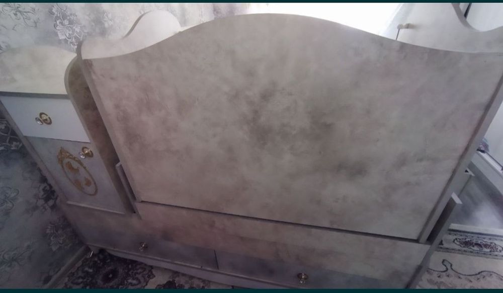 Детская мебель : 2 кровать, шкаф и тумбочка