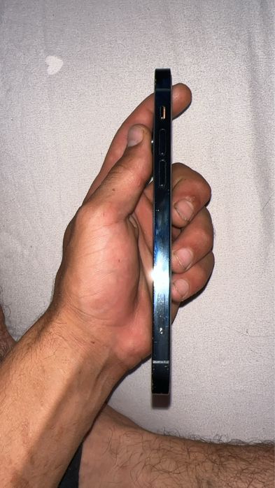 Vând iPhone 12 Pro, 128GB, telefon ținut în condiții foarte bune, arată și funcționează perfect. A fost folosit mereu cu husă și folie de protecție.