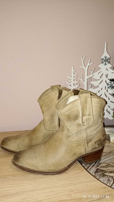 Дамски боти FRYE