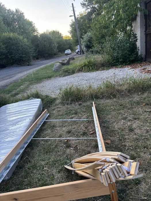 Две единични легла икеа с матрак и подматрачна рамка