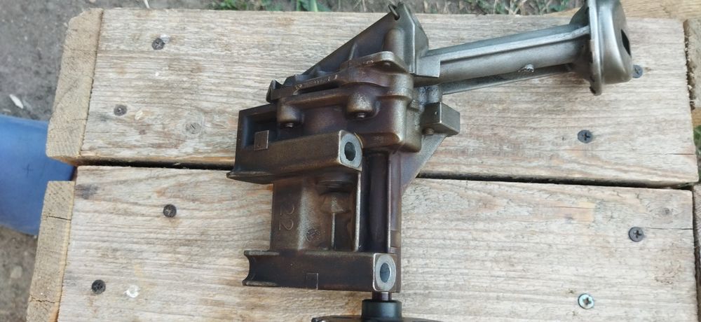 Vând pompa ulei Megane 2 1,6 ,16 v benzina