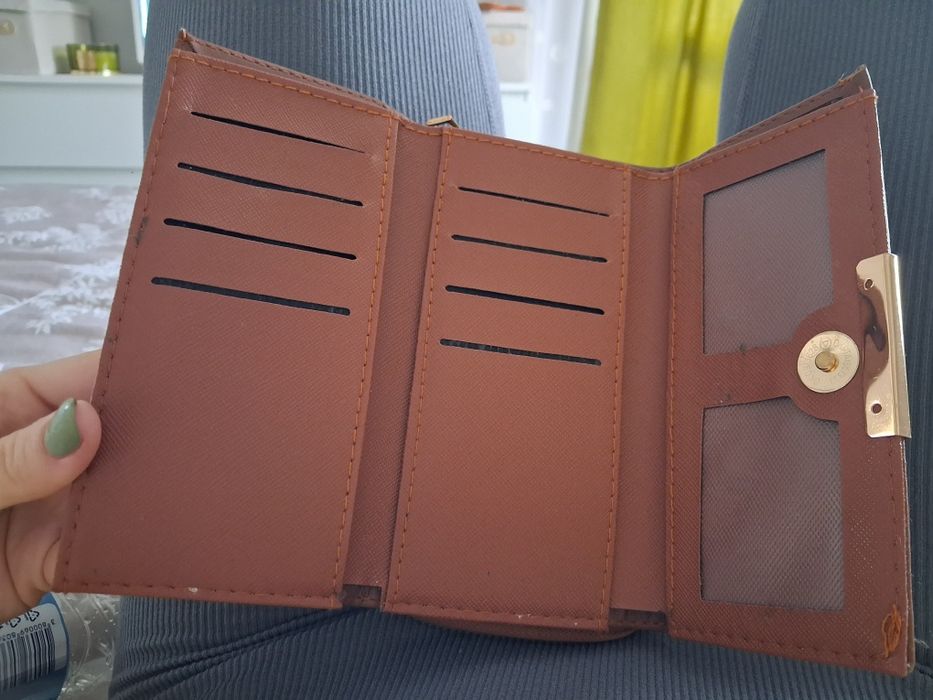 Дамско портмоне в кафяво