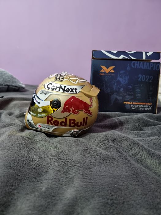 Max verstappen  1:2 world champion helmet 2022 schuberth