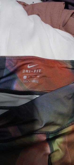 Colanti Nike cu eticheta marimea XS