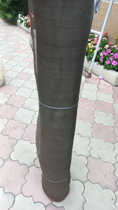 Сетка  металлическая, ячейка миллиметровая.