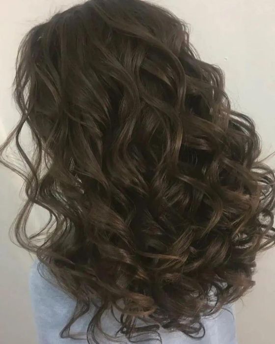 Макияж локоны прическа